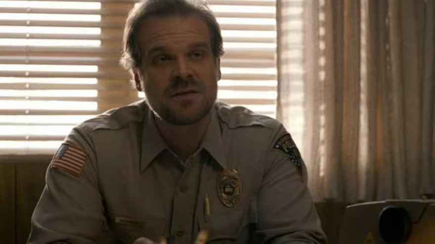 David Harbour és Jim Hopper.