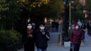 zentauroepp55615799 people wearing face masks walk in a park  amid the outbreak 201027181324