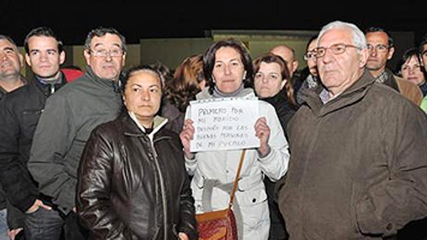 1.500 personas piden en Arroyo de San Serván dignidad y respeto al pueblo tras la polémica por la niña explotada sexualmente