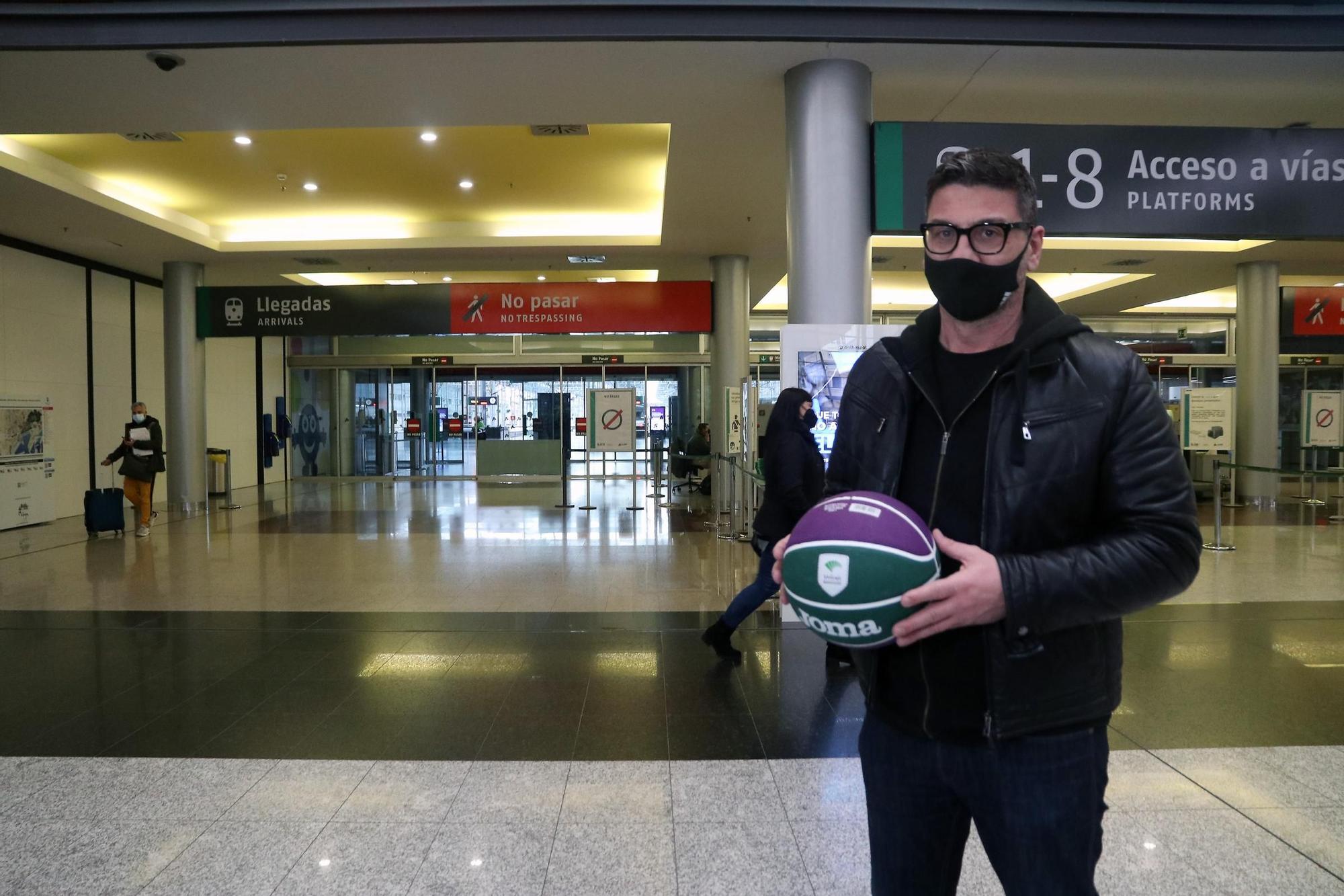 El griego Fotis Katsikaris, en la estación María Zambrano, a su llegada a Málaga.