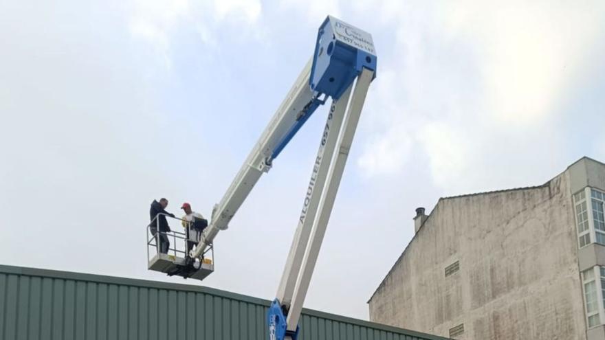 Trabajos de renovación del canalón del pabellón de Silleda.