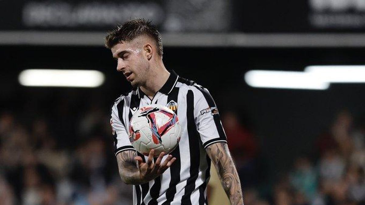 Raúl se lamenta en una ocasión durante el partido