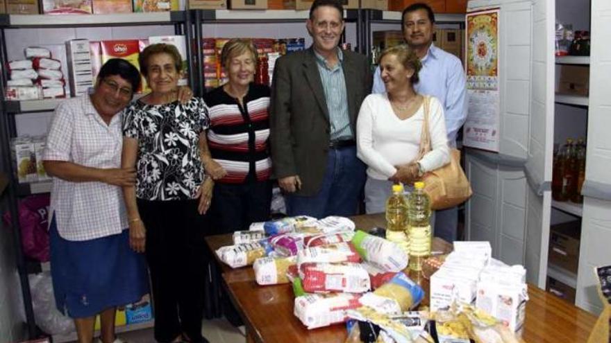 Miembros de Cáritas, con los alimentos para repartir.