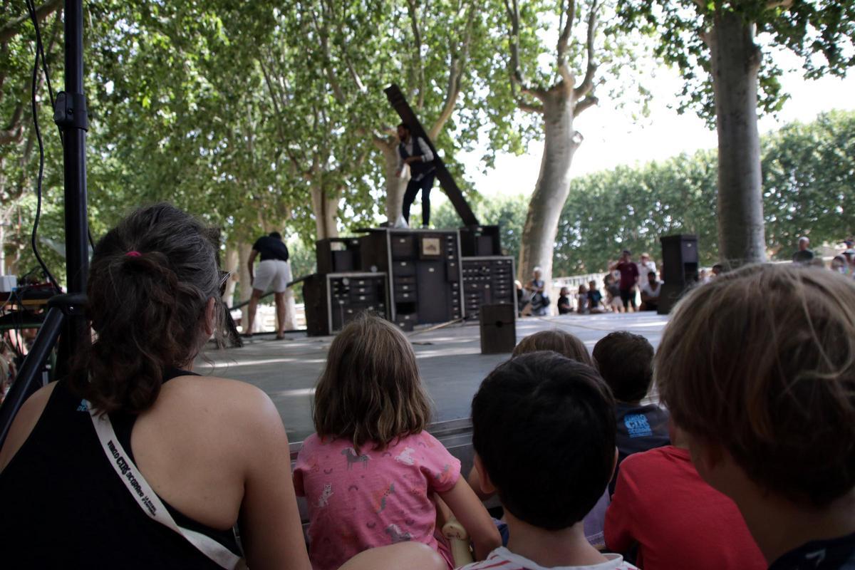 Clowns, malabaristes i trapezistes omplen la Bisbal a la Fira del Circ al Carrer Clowns, malabaristes i trapezistes omplen la Bisbal a la Fira del Circ al Carrer