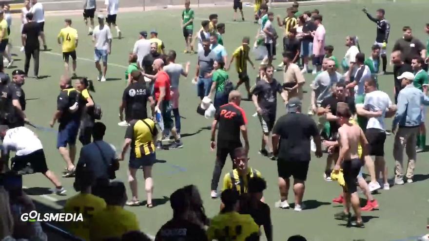 Monumental batalla campal en un partido de fútbol en Paterna