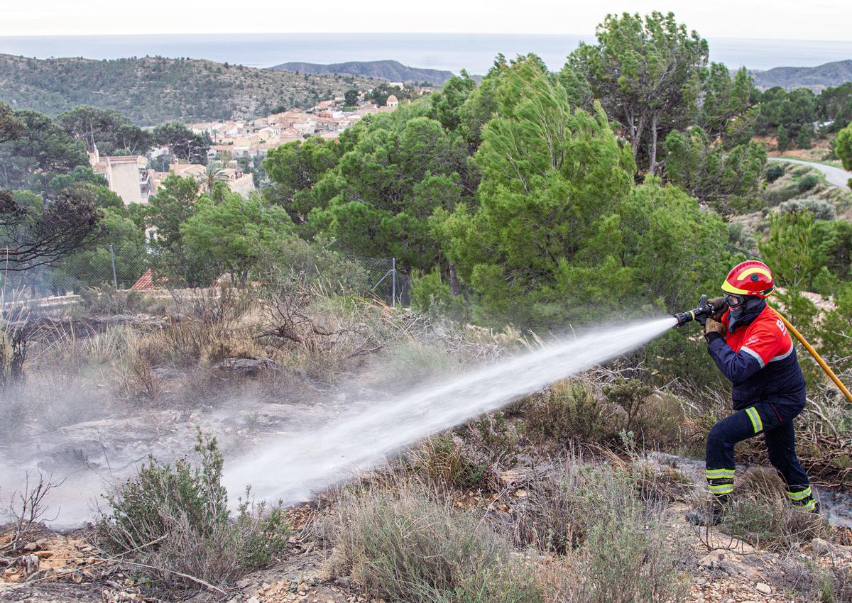 Decenas de vecinos desalojados por el incendio de Aigües
