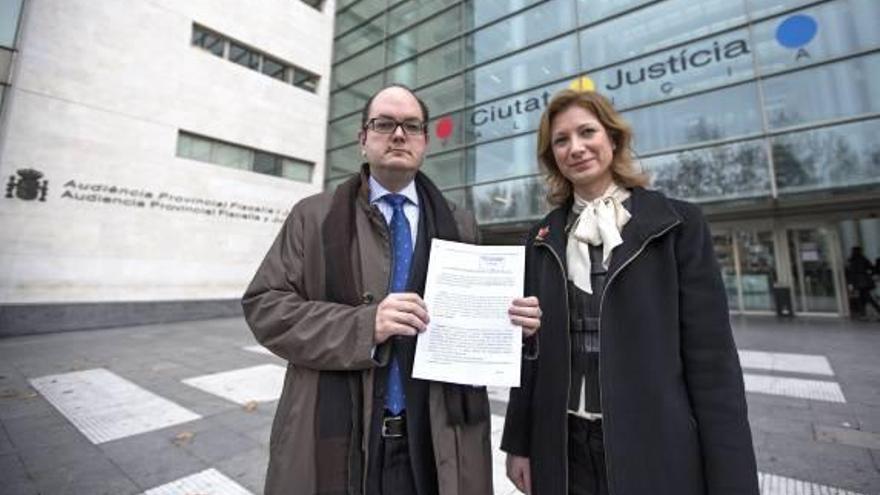 La hermana de la víctima y su abogado en la Ciudad de la Justicia.