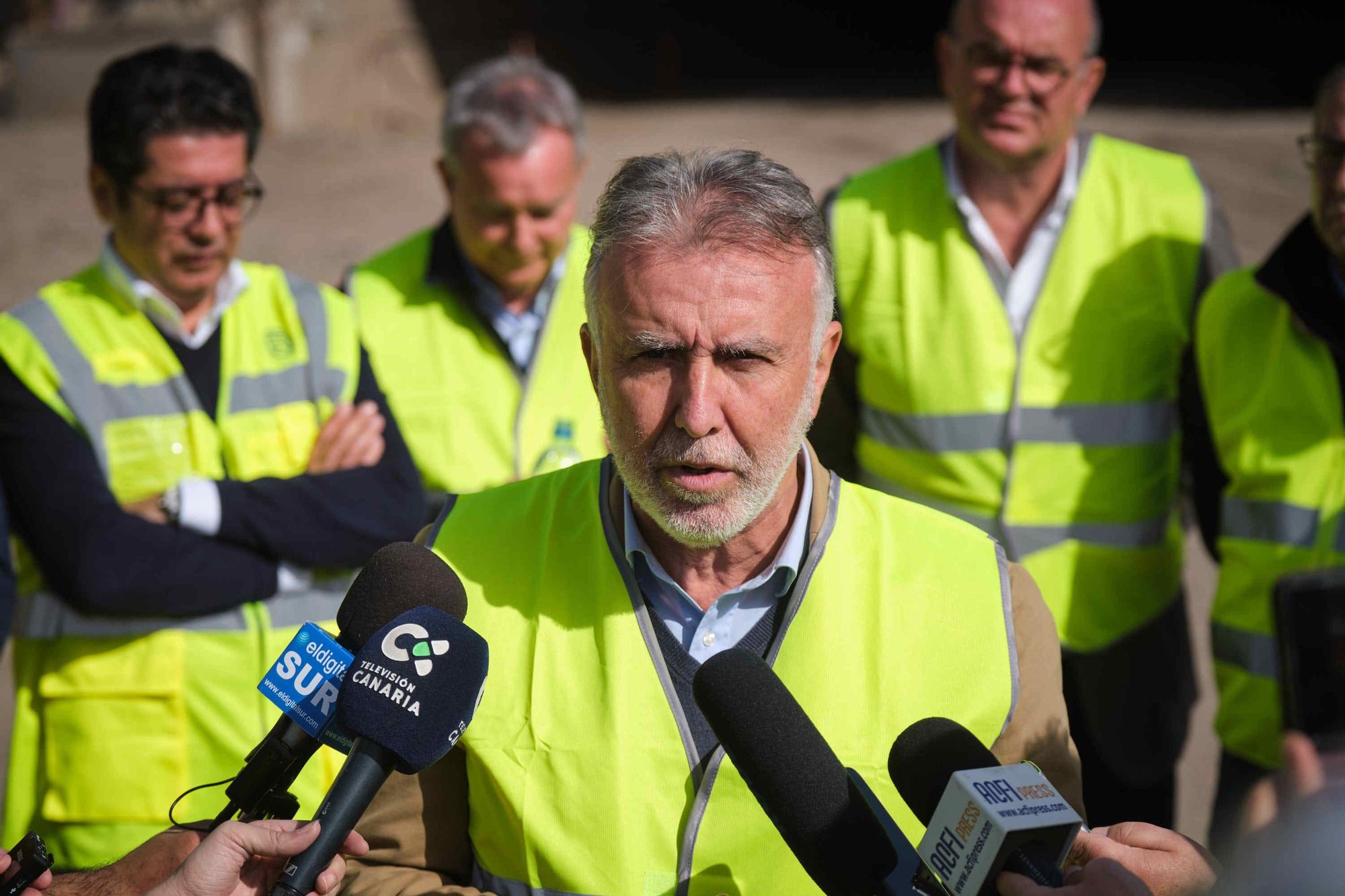 El presidente de Canarias visita las obras del cierre del anillo insular en Santiago del Teide.