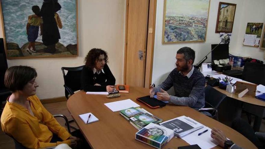 Un momento de la reunión con miembros de Unicef.