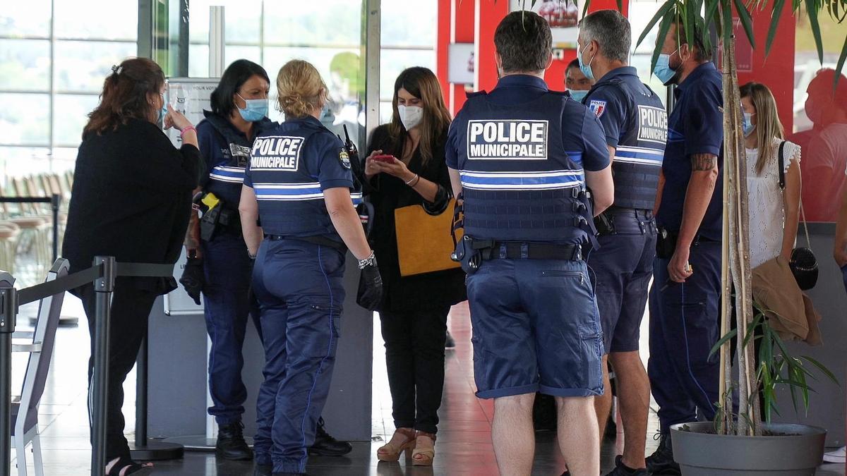 Policías franceses niegan la vacunación a ciudadanos españoles en Biarritz