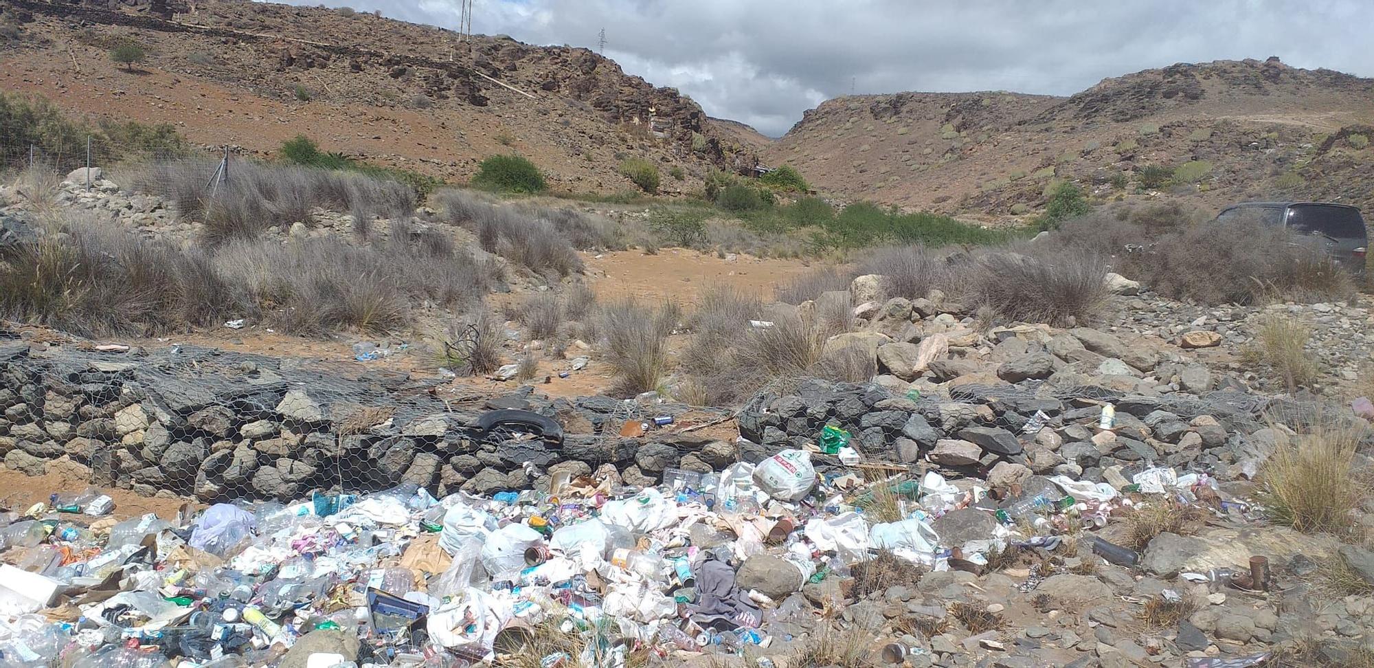 Basura y plásticos en un barranco de San Bartolomé de Tirajana