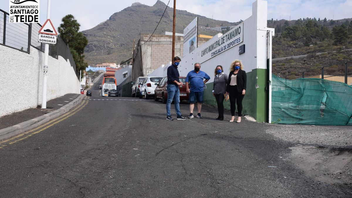 The Mayor signs the start of construction work on a section of pavement on Malpaís de Tamaimo street The Mayor signs the start of construction work on a section of pavement on Malpaís de Tamaimo street