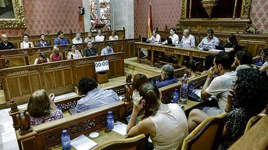 Imagen del pleno extraordinario de ayer en el Consell de Mallorca para aprobar el rescate del túnel de Sóller.