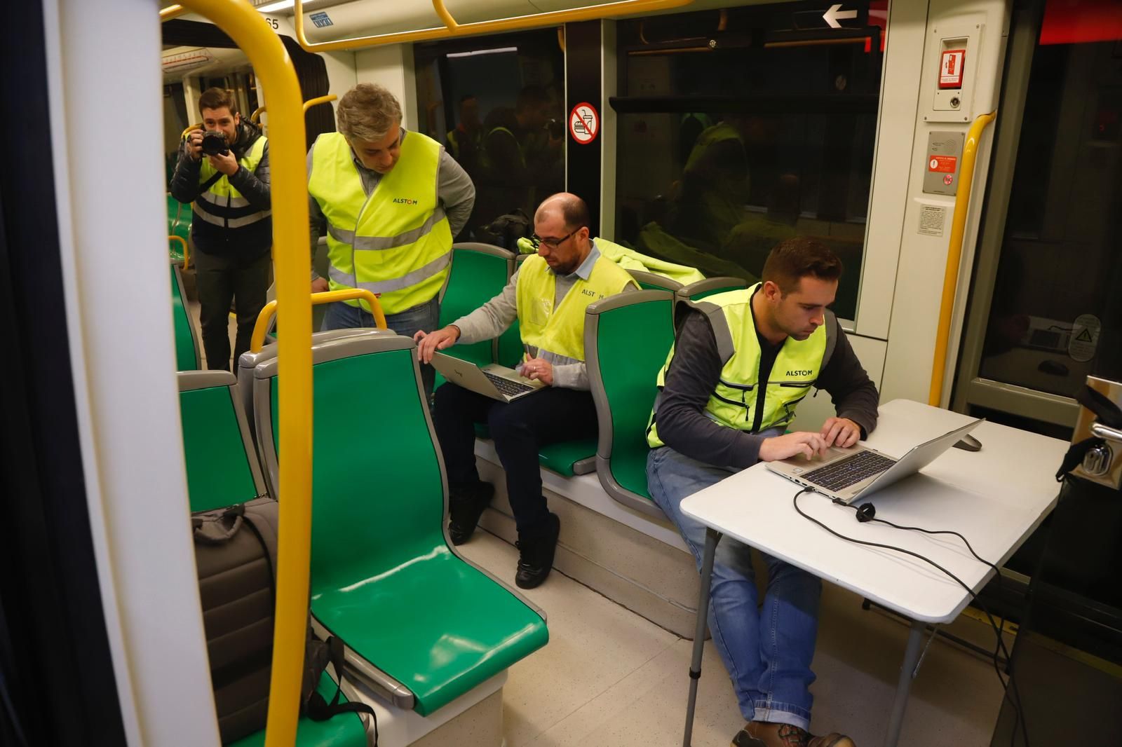 El equipo de Alstom trabaja de madrugada en las pruebas de seguridad del metro.