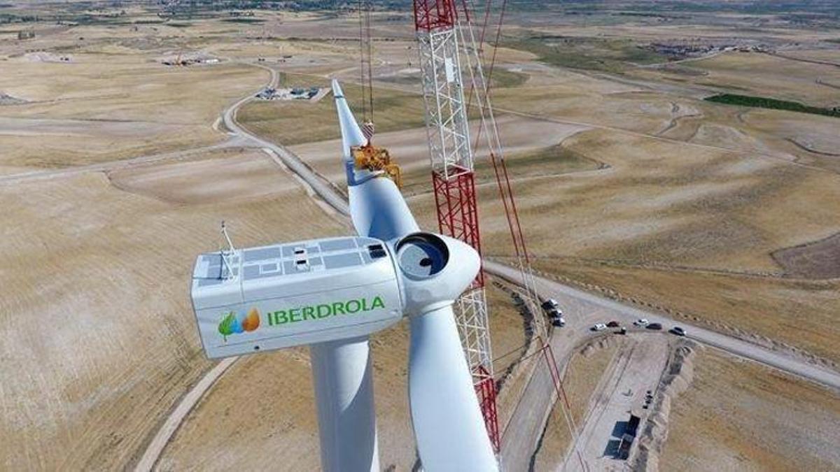 Obras de construcción de un aerogenerador del parque eólico El Pradillo, promovido por Iberdrola en la provincia de Zaragoza.