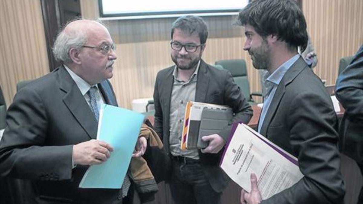 Pere Aragonès (ERC) charla con el 'conseller' Andreu Mas-Colell, ayer.