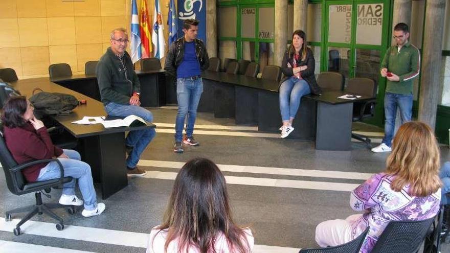 El gobierno local de Nigrán, ayer, durante la reunión para crear el grupo de voluntarios. // FdV