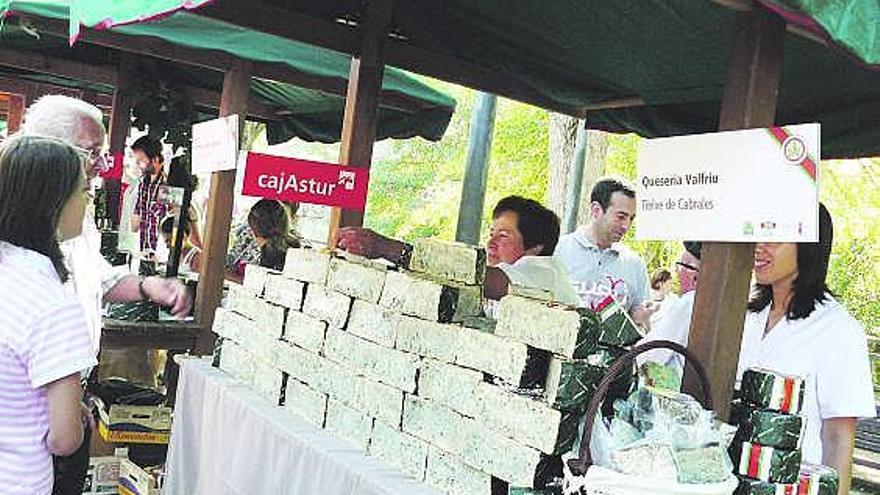 Uno de los stands participantes en el Certamen del Queso celebrado el pasado domingo en Arenas de Cabrales.