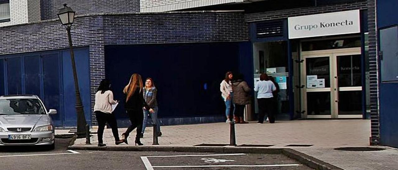 Acceso a las oficinas de Konecta en Avilés.