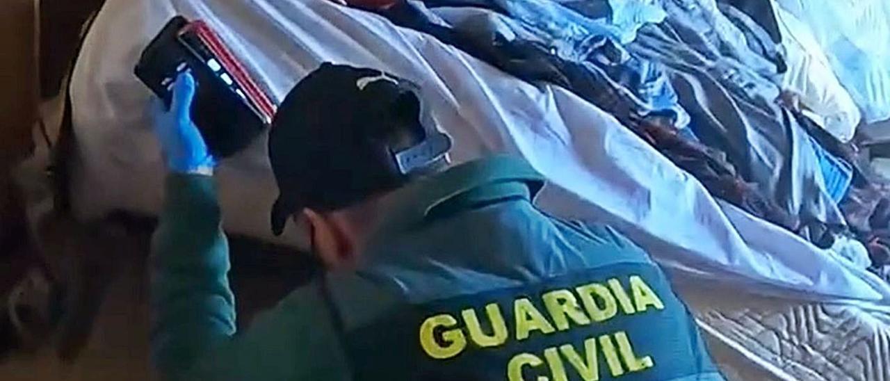 Un guardia civil en uno de los registros de la operación. | INFORMACIÓN