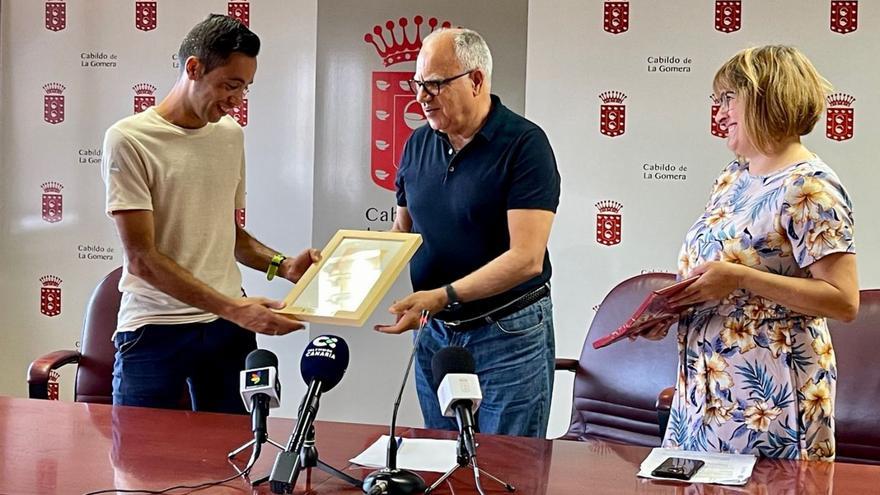 El Cabildo de La Gomera reconoce la trayectoria deportiva de Cristofer Clemente