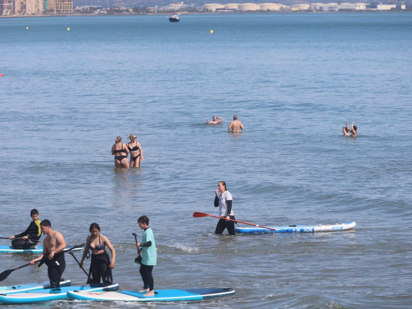 Primeros chapuzones del año en un domingo de sol y playa