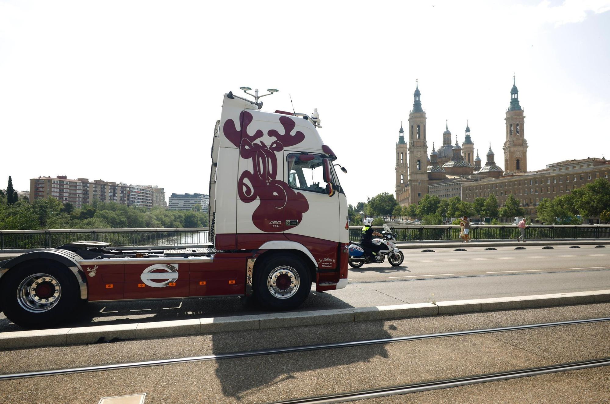 En imágenes | Una treintena de camiones honran en Zaragoza a San Cristóbal, el patrón de los conductores