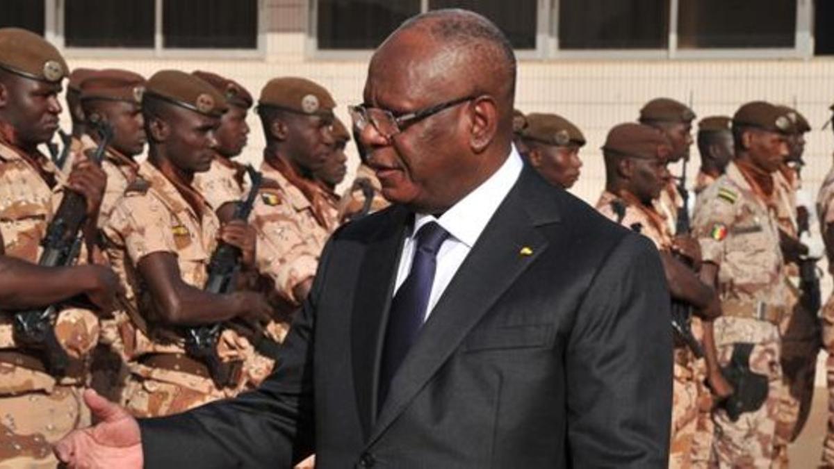 Ibrahim Boubacar Keita, presidente de Mali, pasa revista a las tropas en Bamako, este martes.