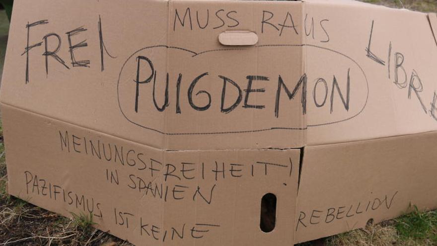Un cartell demanant &quot;llibertat&quot; per Puigdemont i &quot;llibertat d&#039;expressió&quot; a Neumünster.