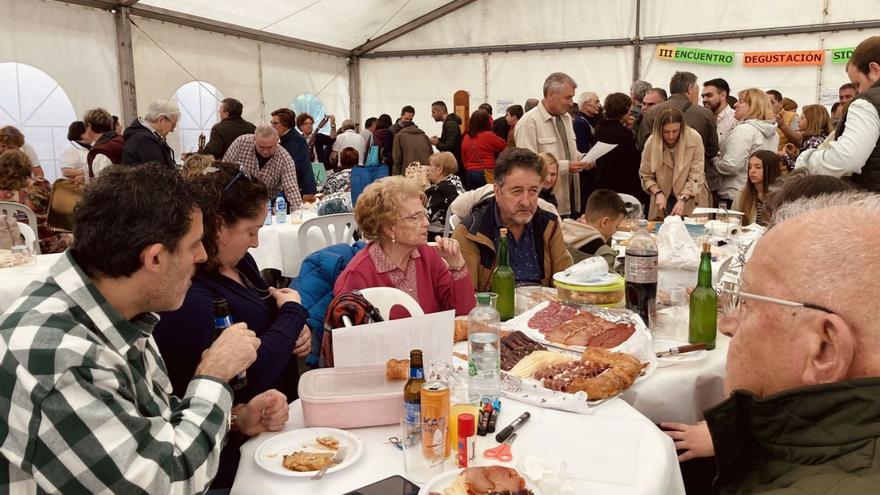 Asistentes al pincheo celebrado ayer en Muñó. | Á. R.