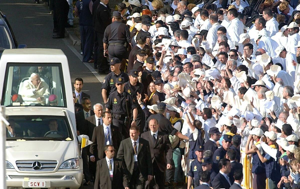 Los feligreses congregados en la Plaza de Colón de Madrid aplauden al papa Juan Pablo II en su visita de 2003.