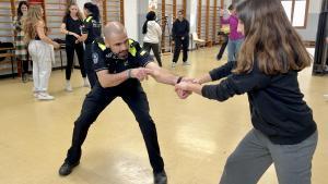 Imagen del curso impartido por la Policia Local de Mataró en la escuela Mare de Déu de Lourdes de Mataró