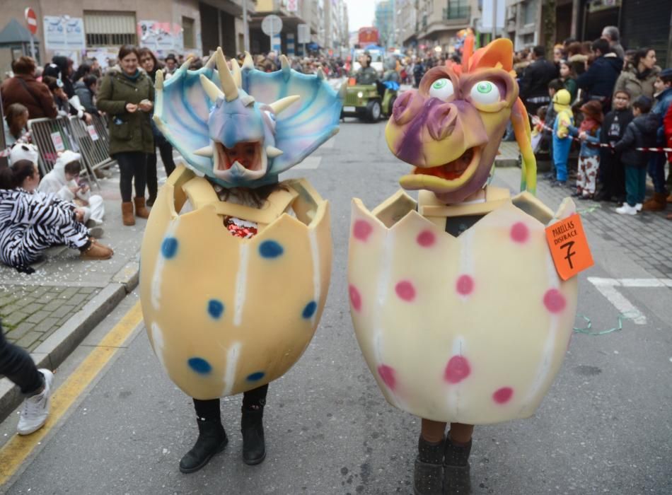 El desfile de comparsas llena las calles de la ciudad de disfraces, colores y buen humor.