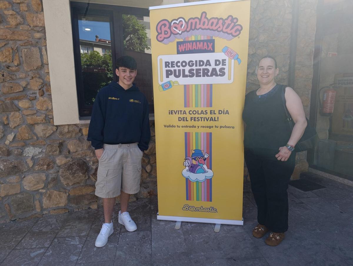 Por la izquierda, Kike García y su madre, María del Mar Alonso, junto al cartel de Boombastic.