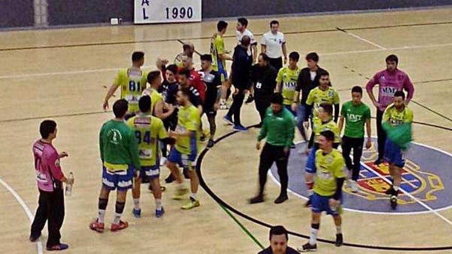 Los jugadores del Moralejo Selección y BM Balopal se saludan tras el partido.