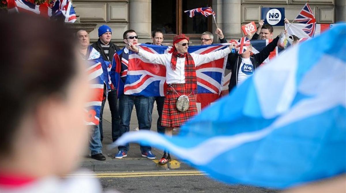 Partidaris i contraris a la independència a Escòcia a George Square, Glasgow.