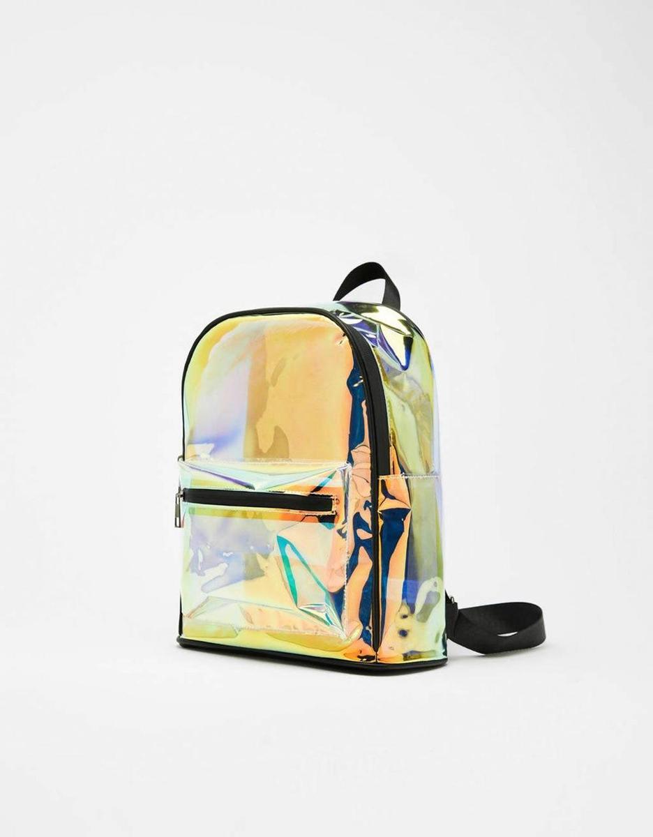 Mochila iridiscente de Bershka (precio: 19,99 euros)