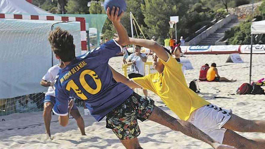 Más de medio millar de deportistas participan en el octavo Cala Marçal Beach Festival
