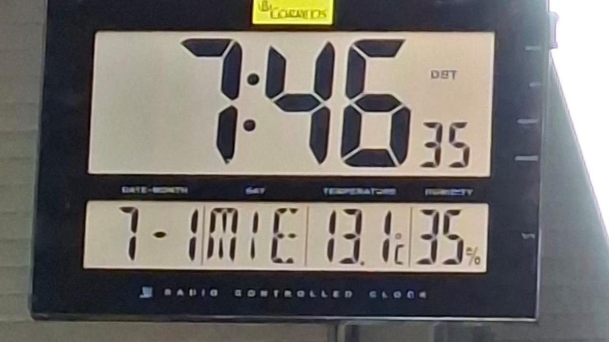 Termómetro instalado en el centro de reparto de Correos en Mérida.