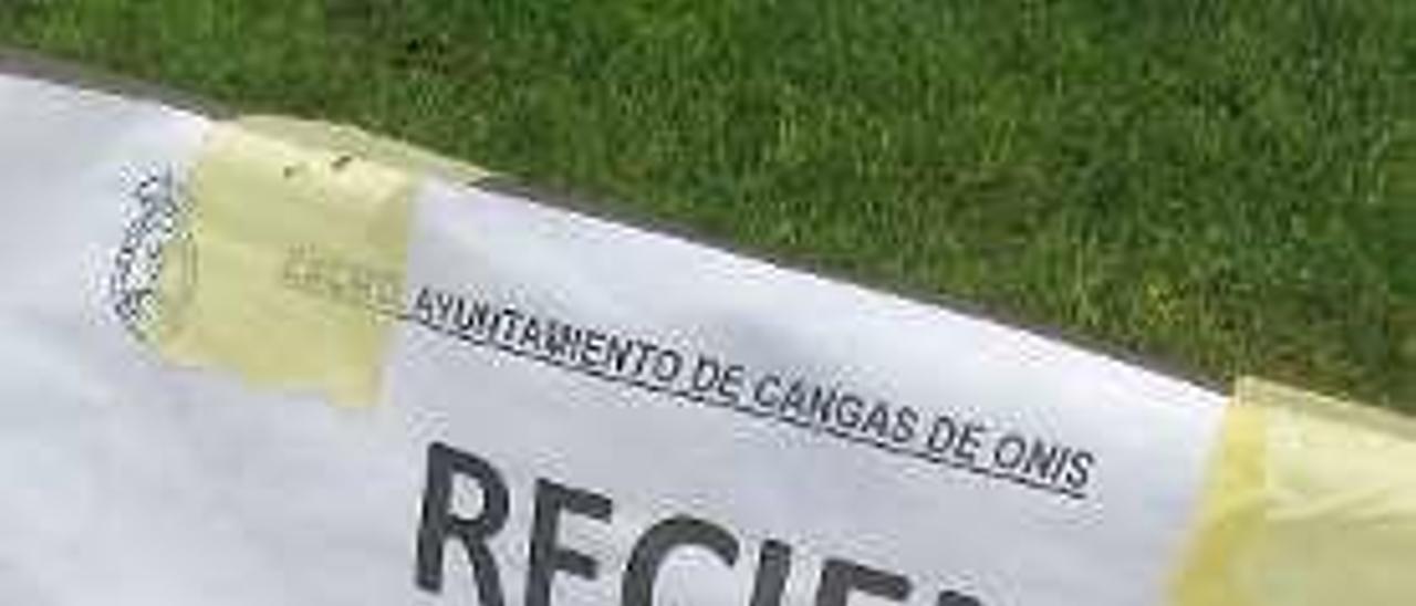 Un cartel en un banco de Cangas de Onís.