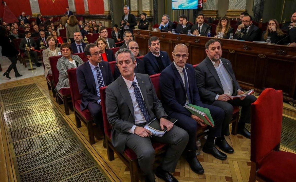 Los líderes independentistas acusados por el ’procés’, en la sala del juicio del Tribunal Supremo.  