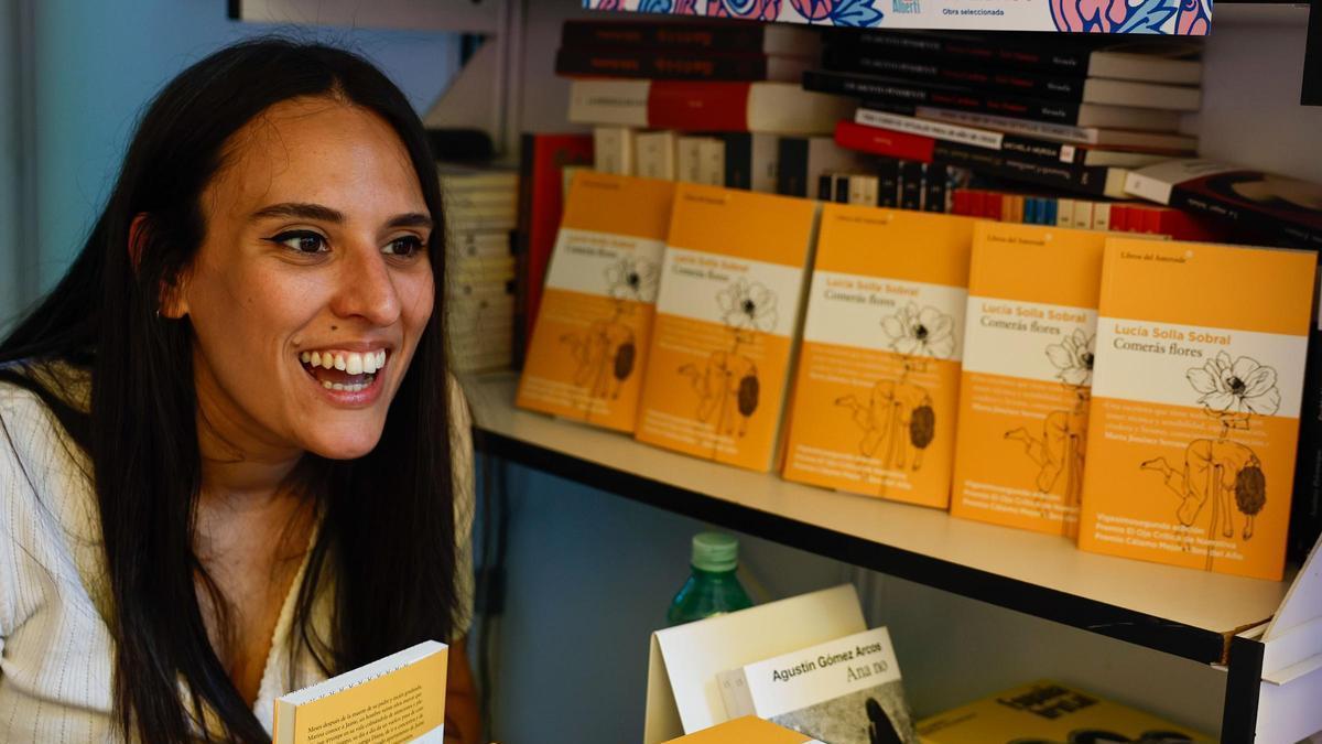 Lucía Solla Sobral, con su libro "Comerás flores" en la Feria del Libro de Madrid.