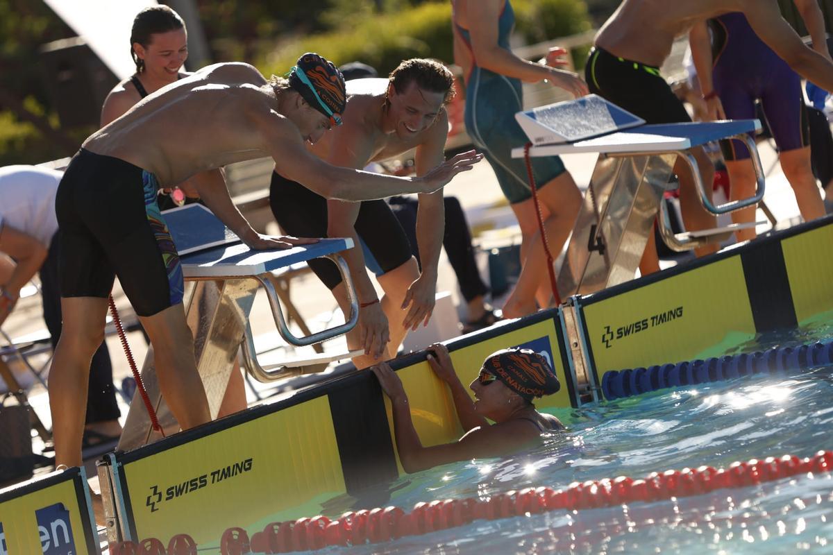 Nadadores del CN La Costera durante una de las pruebas de relevos en el Campeonato de España Másters.