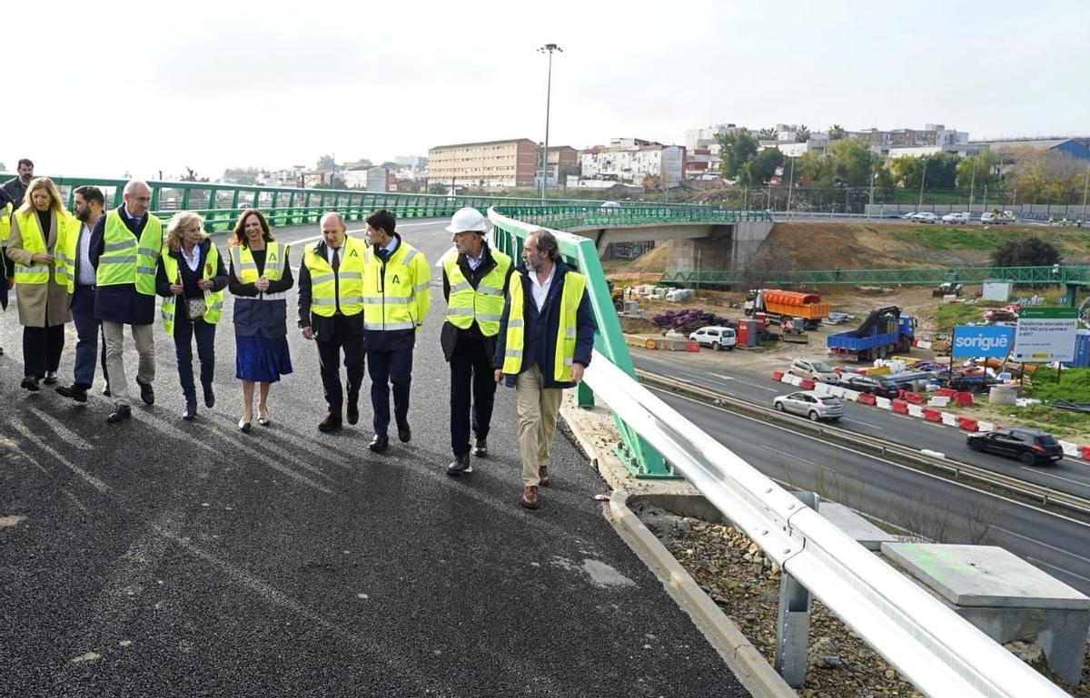 La consejera de Fomento, Rocío Díaz, durante la visita a las obras del carril BUS-VAO