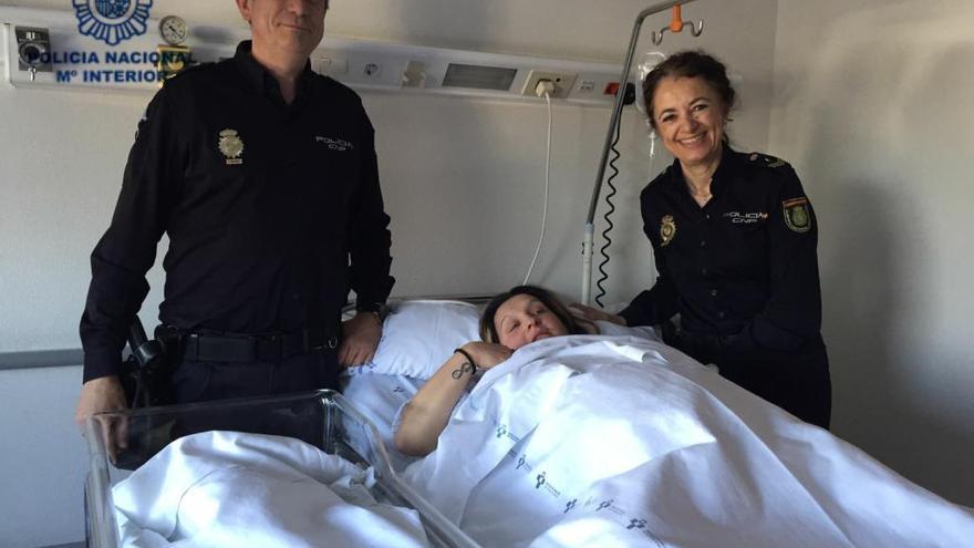 Da a luz ante la Comisaría de Policía tras sufrir un accidente cuando se dirigía al hospital