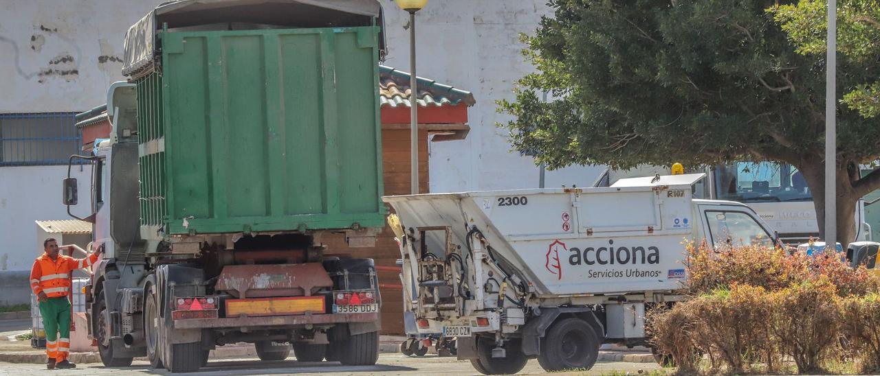 Camiones de Acciona, concesionaria del servicio de recogida de basuras y aseo urbano en Torrevieja.