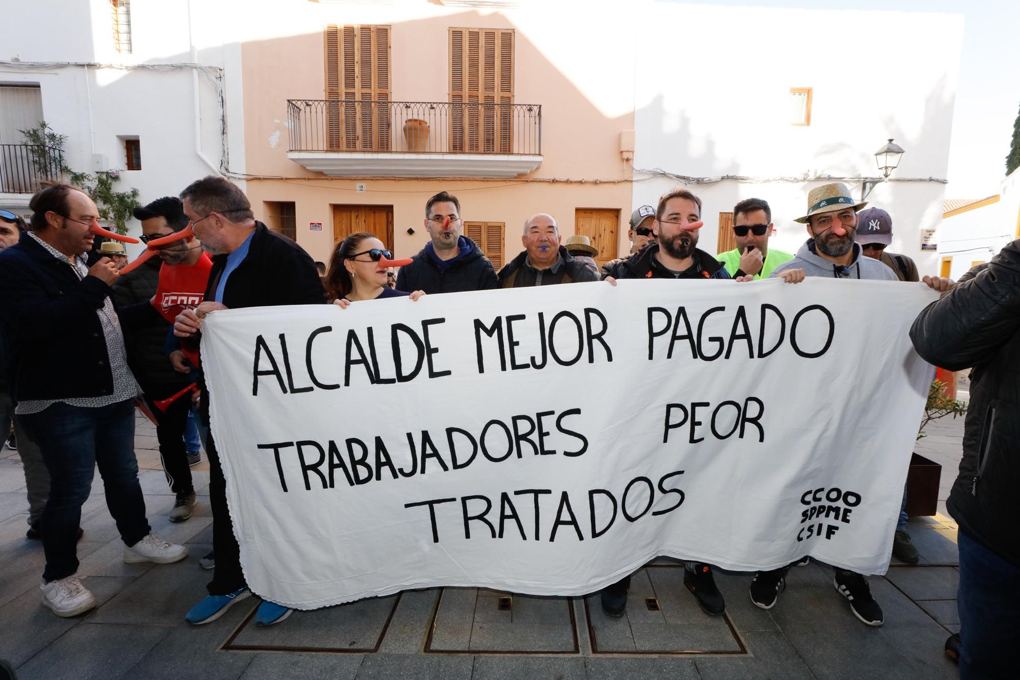 Trabajadores del Ayuntamiento de Ibiza se manifiestan por los puestos de trabajo