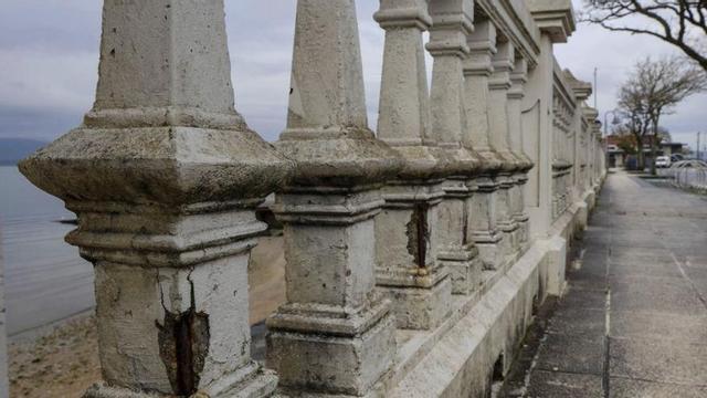 La barandilla pierde cemento y la estructura queda al aire. | I. A.