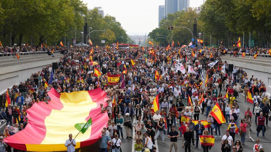 Miles de personas salen a la calle en Madrid con el PP y Vox para exigir a Sánchez elecciones