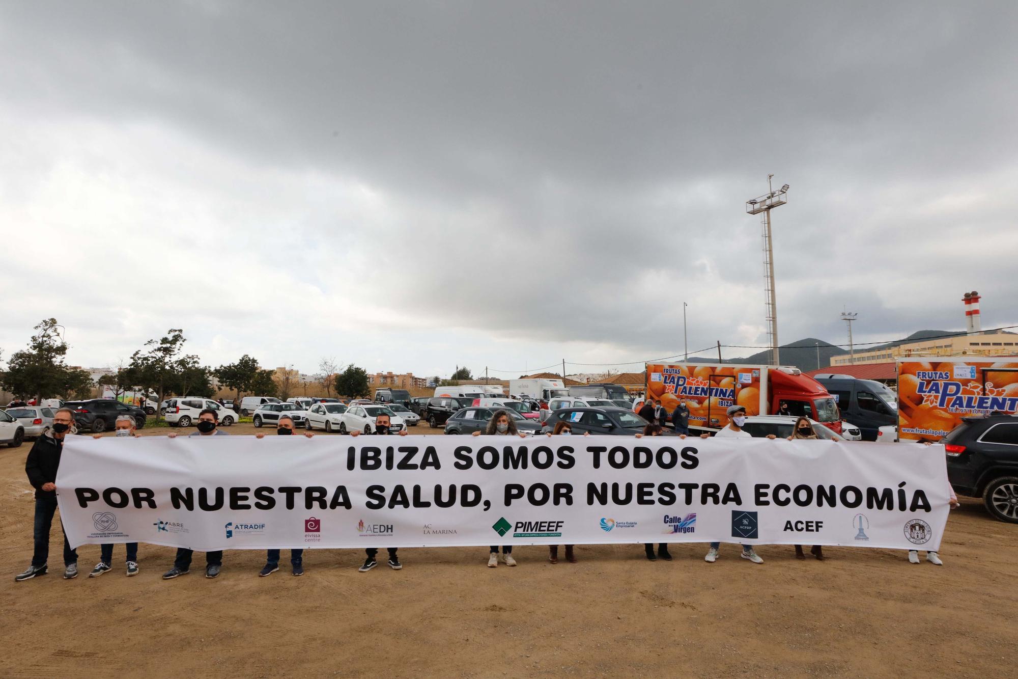 La manifestación motorizada de las patronales de Ibiza congrega a 120 vehículos